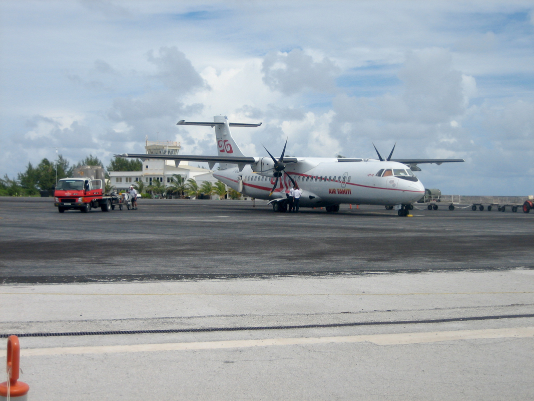 ATR 72 d'Air Tahiti garé sur le tarmac d'un aéroport des Tuamotu, avec un véhicule de service au premier plan