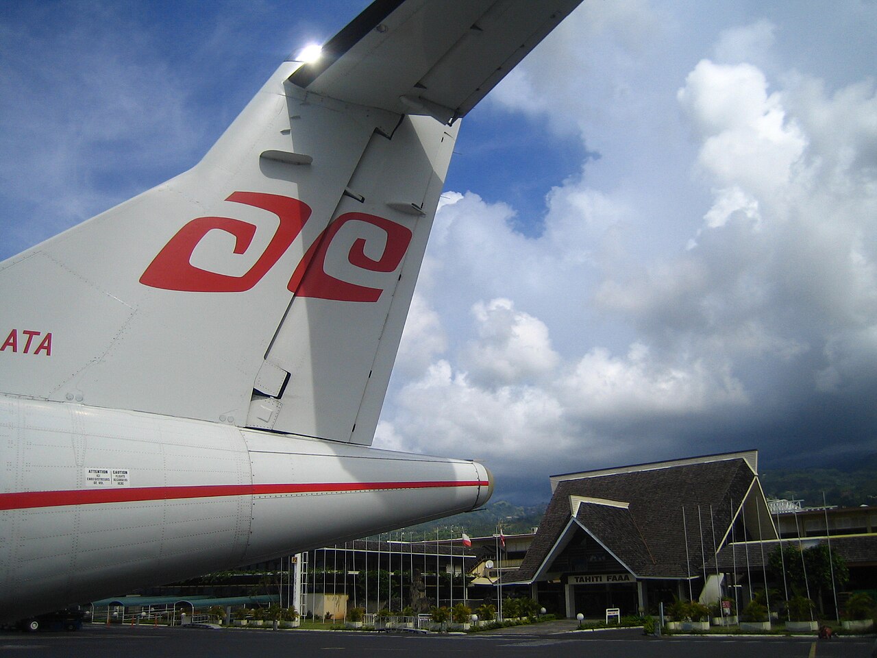 Aérogare de Tahiti Faa'a vue depuis le tarmac, avec la queue d'un ATR d'Air Tahiti au premier plan