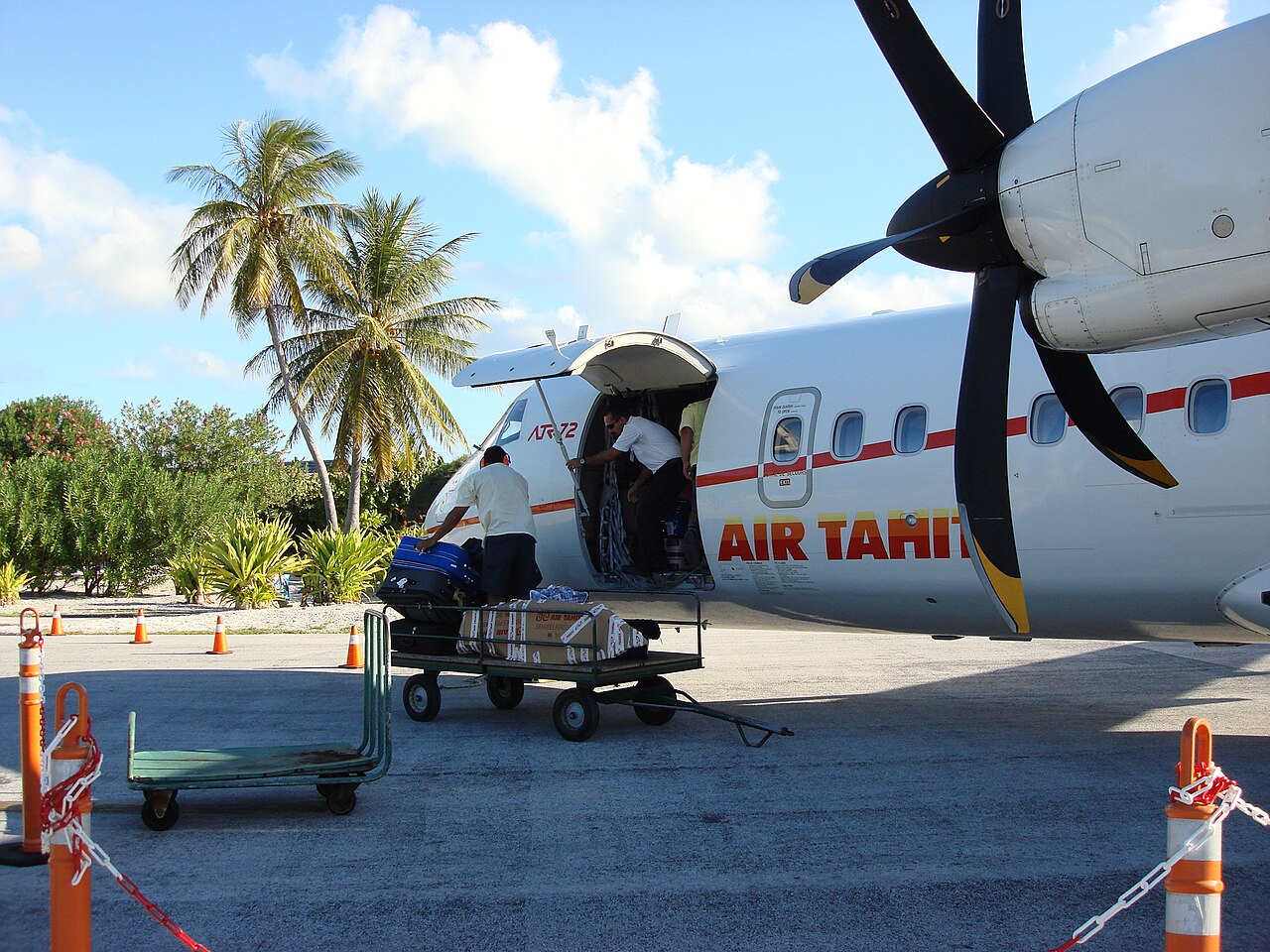 Chargement des bagages d'un ATR 72 d'Air Tahiti sur le tarmac d'un petit aéroport de Polynésie