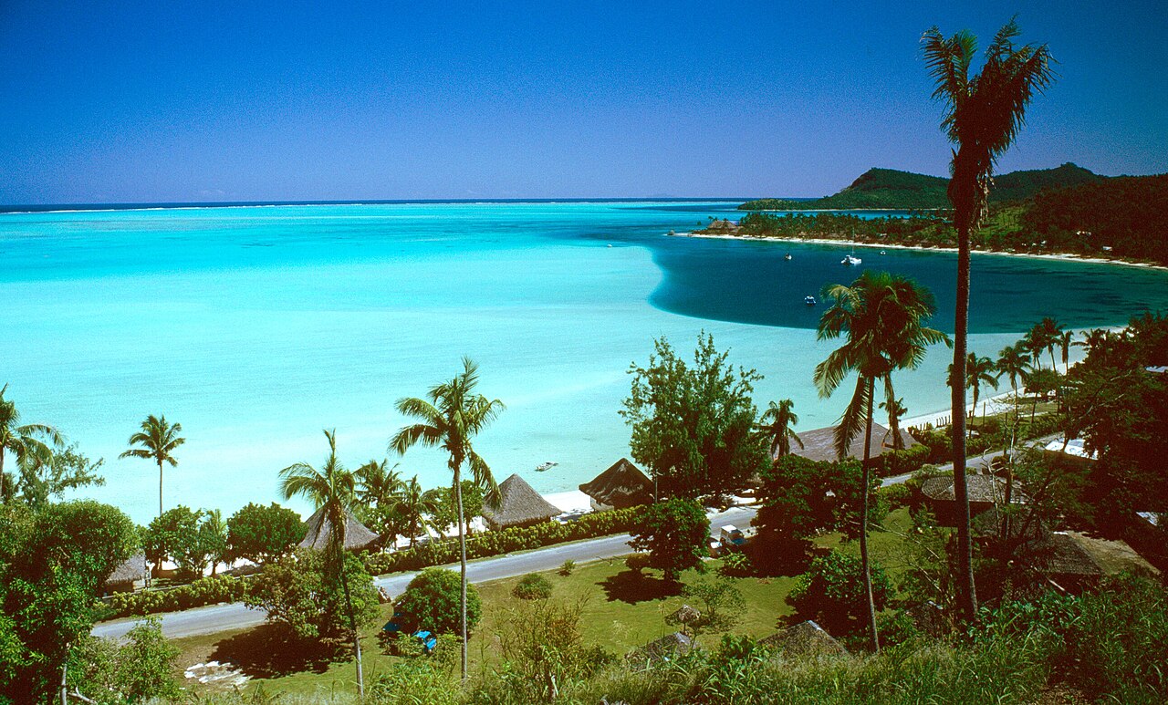 Plage de Matira à Bora Bora, avec son lagon turquoise et des bungalows en bord de plage