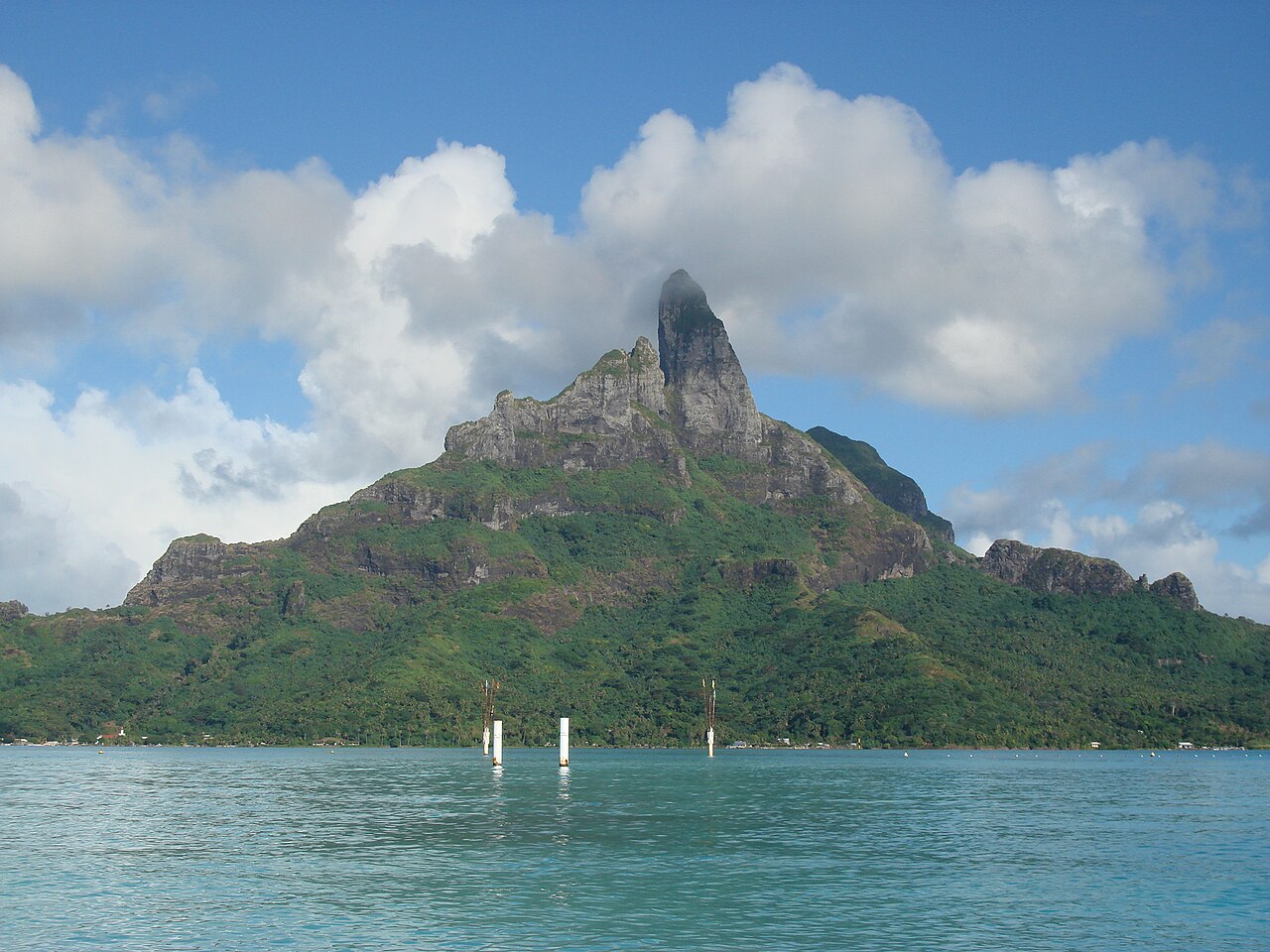 Le mont Otemanu dominant le lagon de Bora Bora, vu depuis la mer