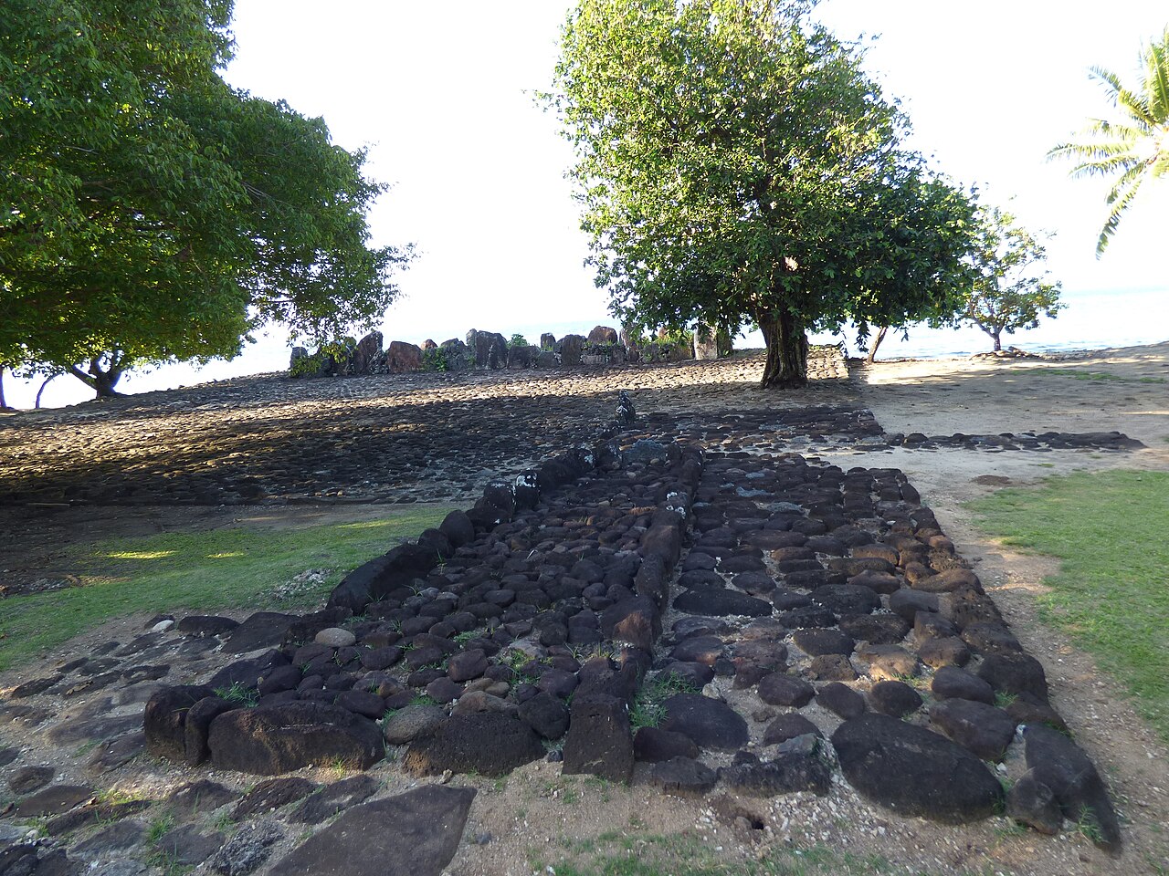 Marae de Taputapuatea à Raiatea, plateforme de pierres noires face au lagon