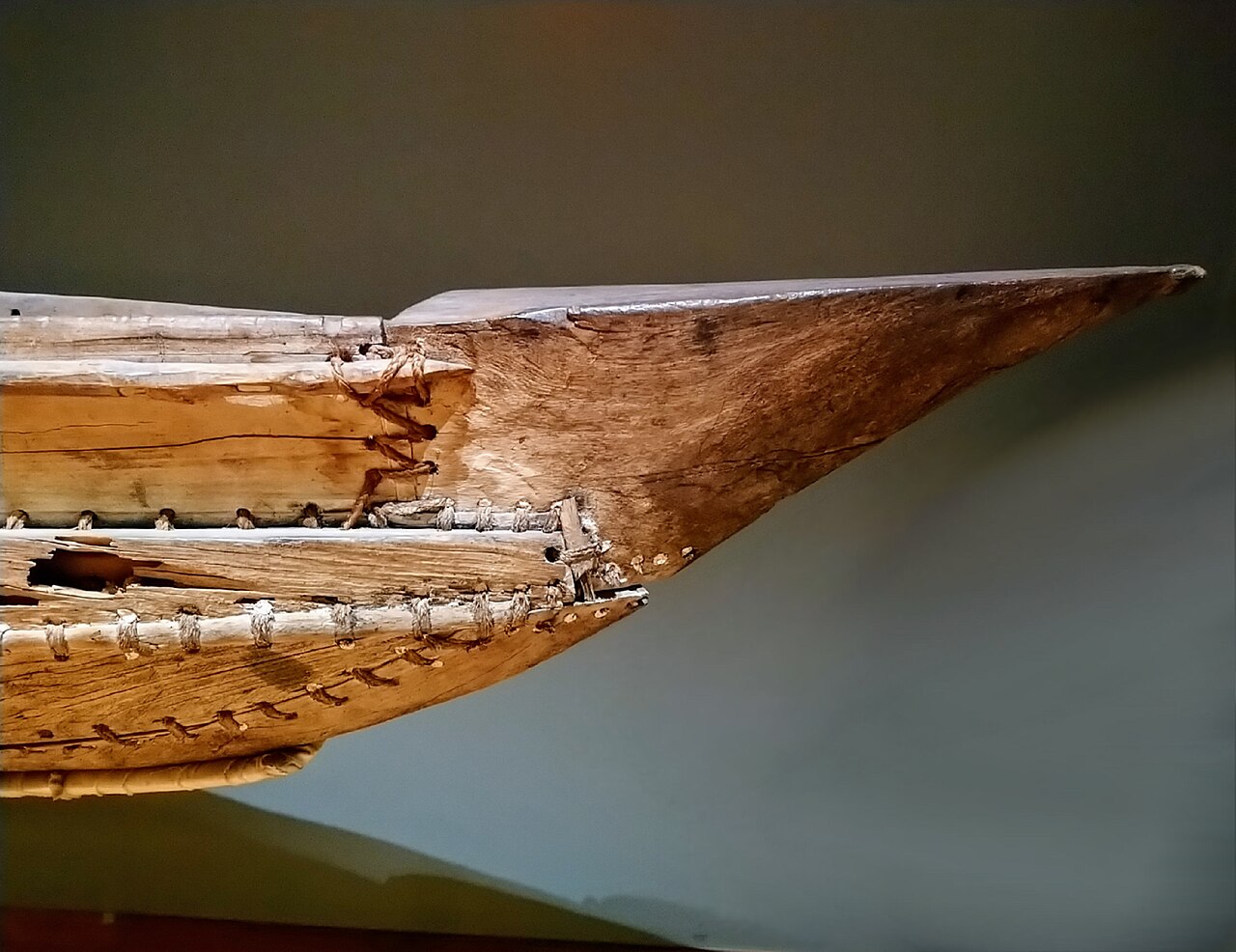 Gros plan sur la proue d'une pirogue traditionnelle polynésienne, en bois et fibres liées
