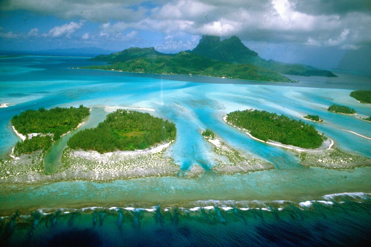 Vue aérienne du lagon et des motu de Bora Bora