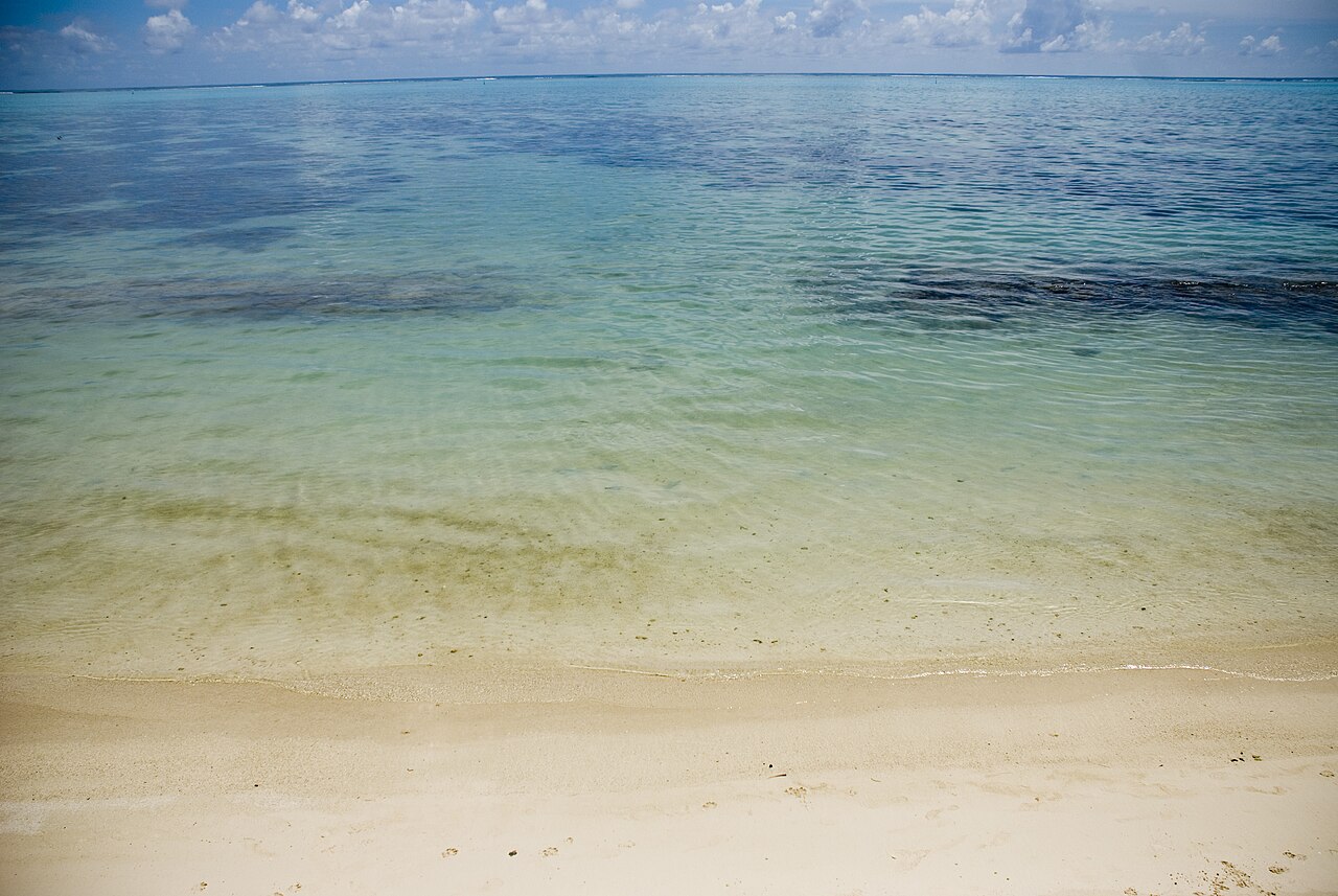 Plage de sable blanc et eau turquoise du lagon de Moorea, sans personne