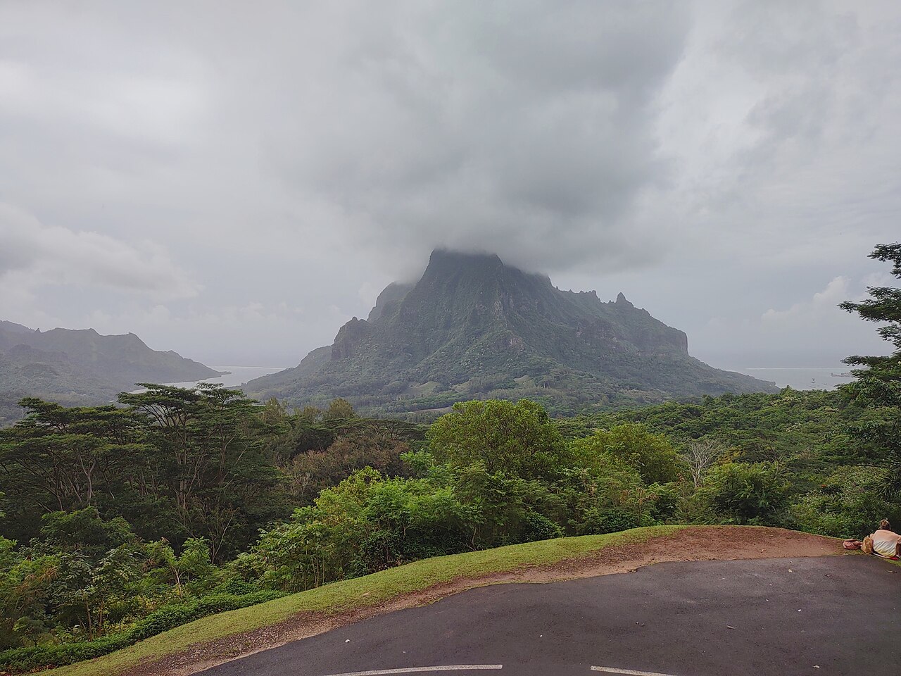 Le mont Rotui dans les nuages, vu depuis le Belvédère d'Opunohu à Moorea