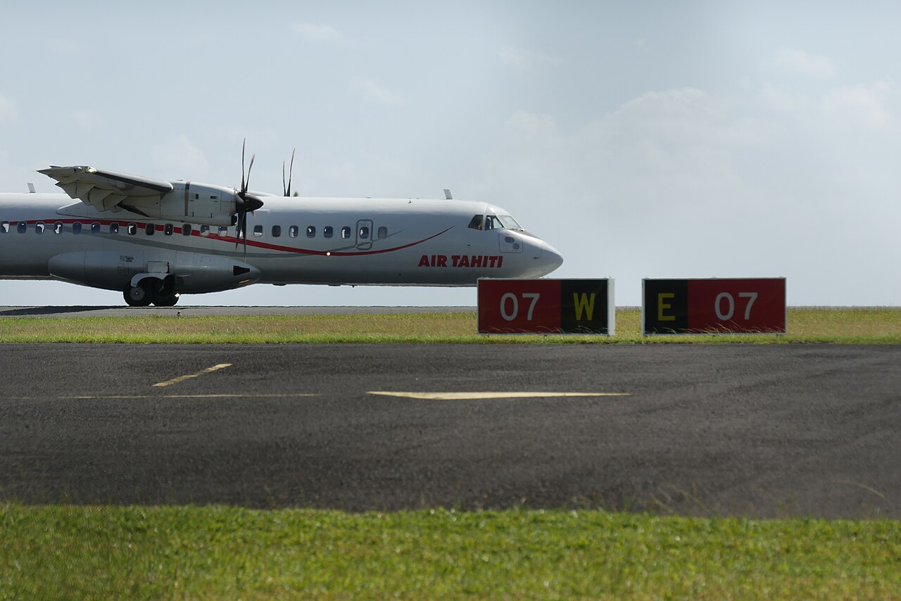 Avion bimoteur à hélices d'Air Tahiti en roulage sur une piste, du type ATR utilisé pour les vols inter-îles