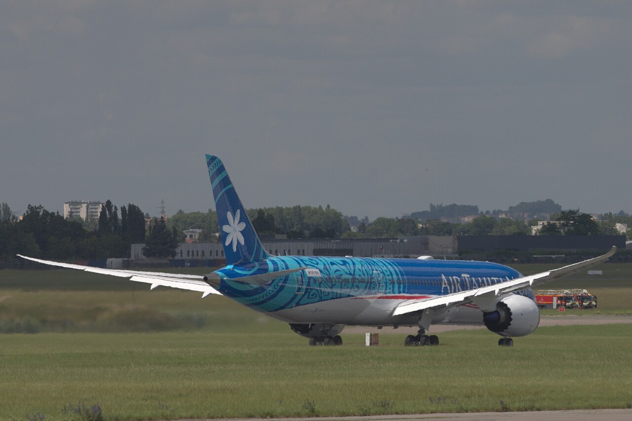 Boeing 787-9 d'Air Tahiti Nui au roulage, avec sa livrée aux motifs polynésiens