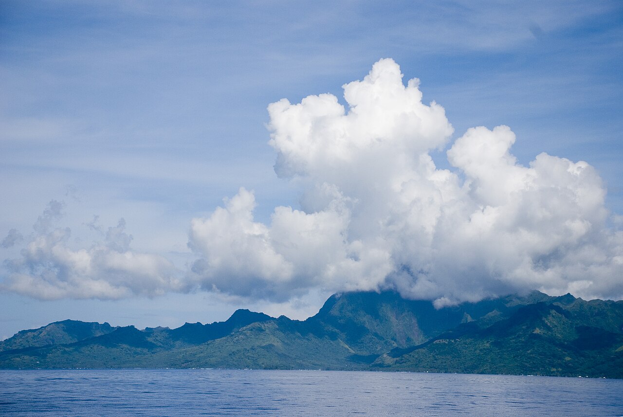 Gros nuages au-dessus des reliefs verdoyants de Moorea vus depuis la mer