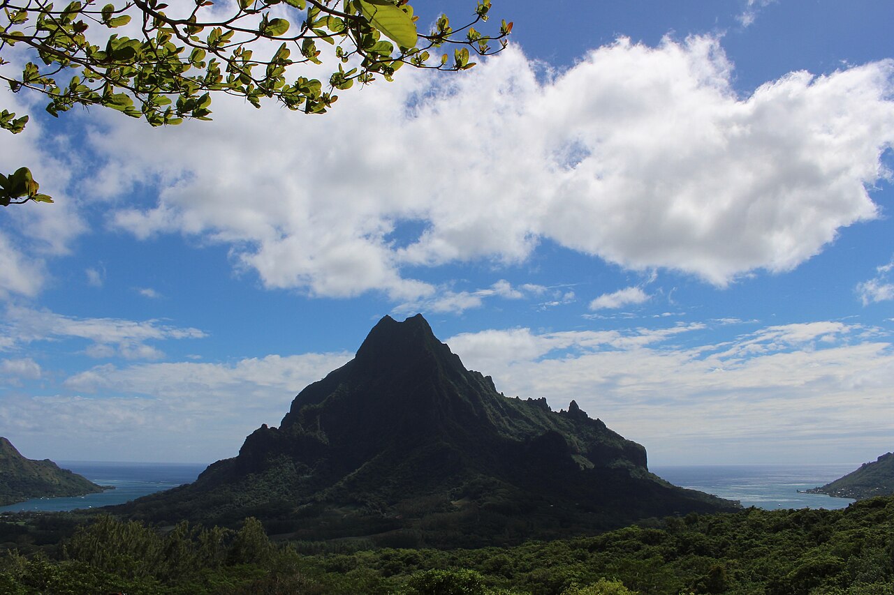 Mont Rotui entre la baie de Cook et la baie d'Opunohu à Moorea, vu depuis les hauteurs