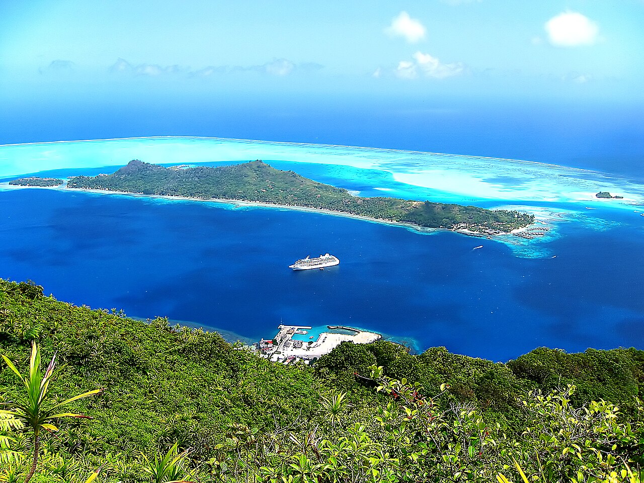 Le lagon de Bora Bora et le motu Toopua vus depuis les hauteurs de Vaitape