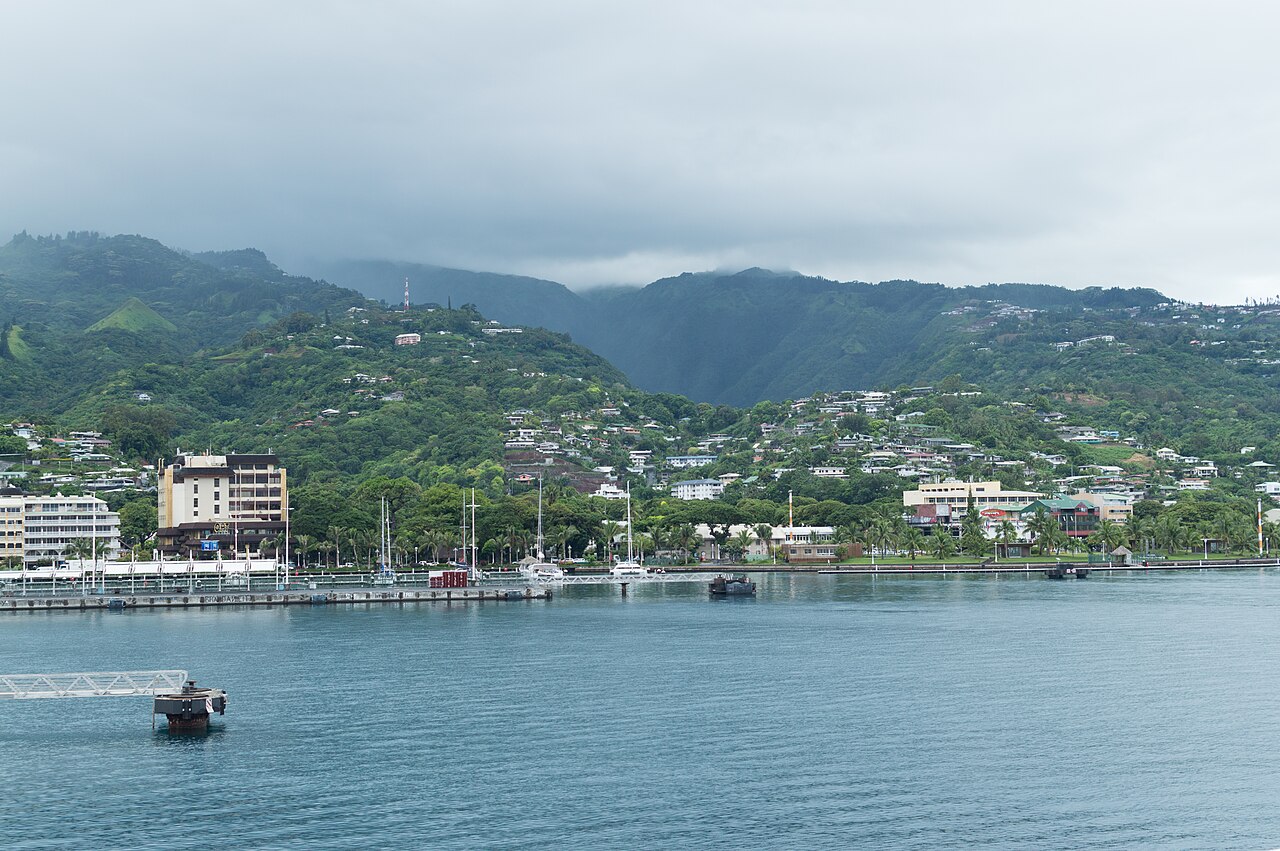 La rade de Papeete et les collines de Tahiti vues depuis la mer